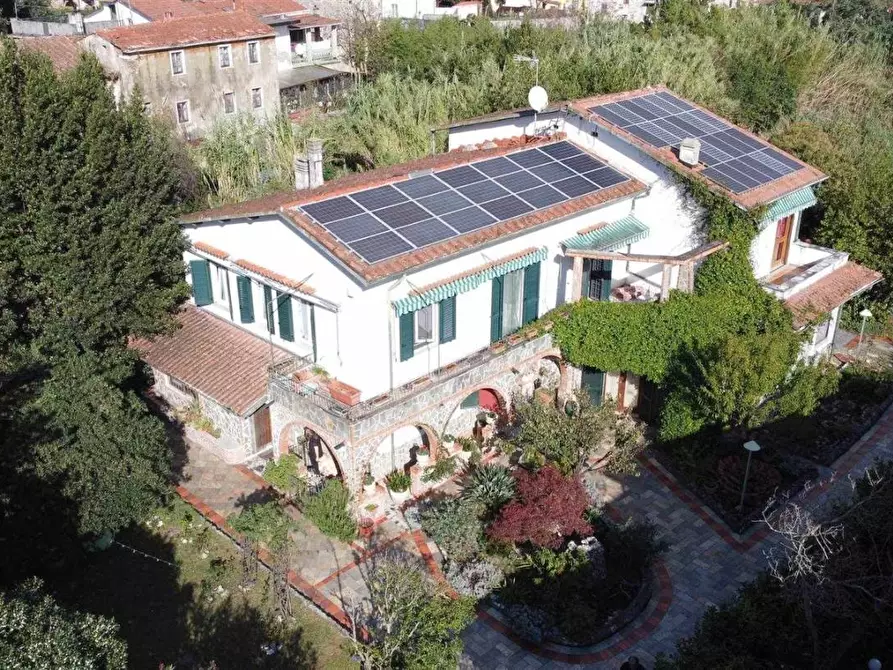 Immagine 18 di Villa in vendita  a Carrara