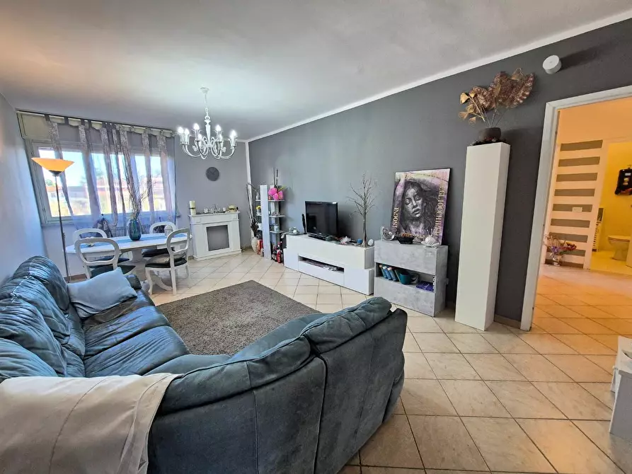 Immagine 2 di Appartamento in vendita  a Carrara