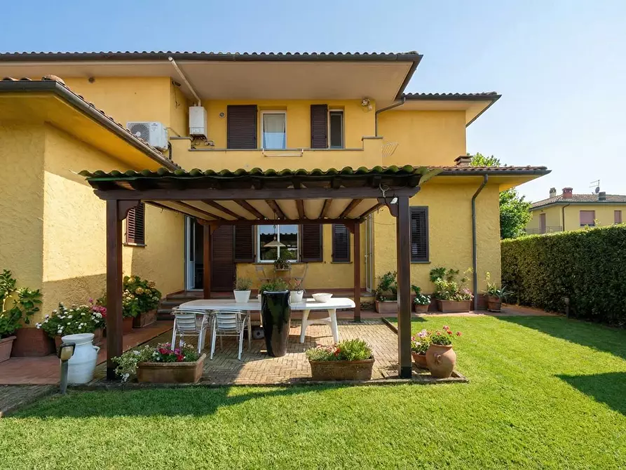 Immagine 2 di Villa in vendita  a Capannori