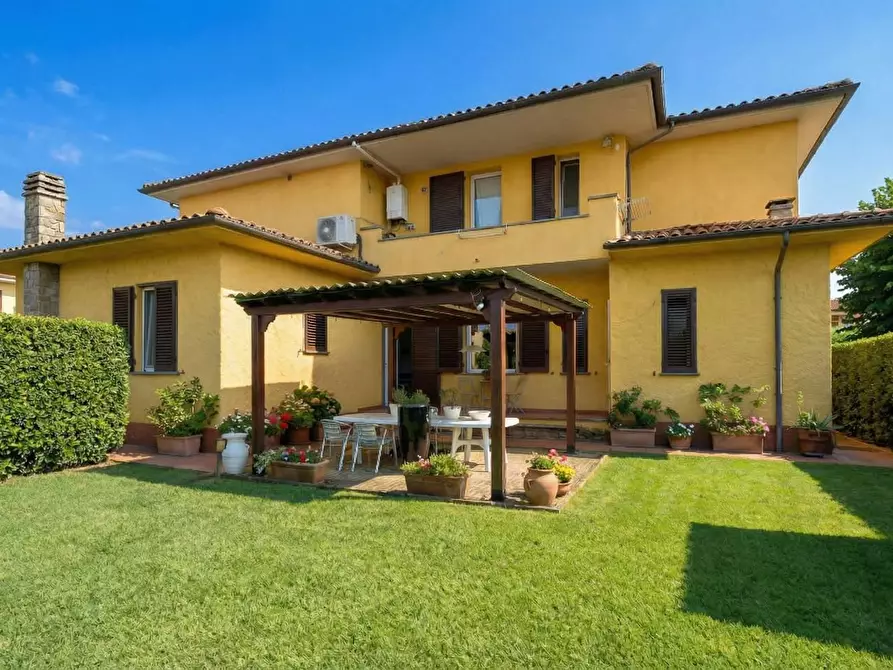 Immagine 1 di Villa in vendita  a Capannori