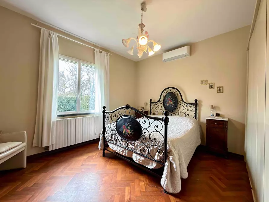 Immagine 23 di Villa in vendita  a Capannori