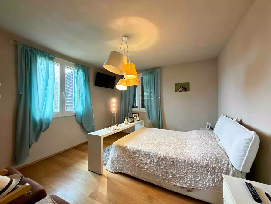 Immagine 37 di Villa in vendita  a Capannori