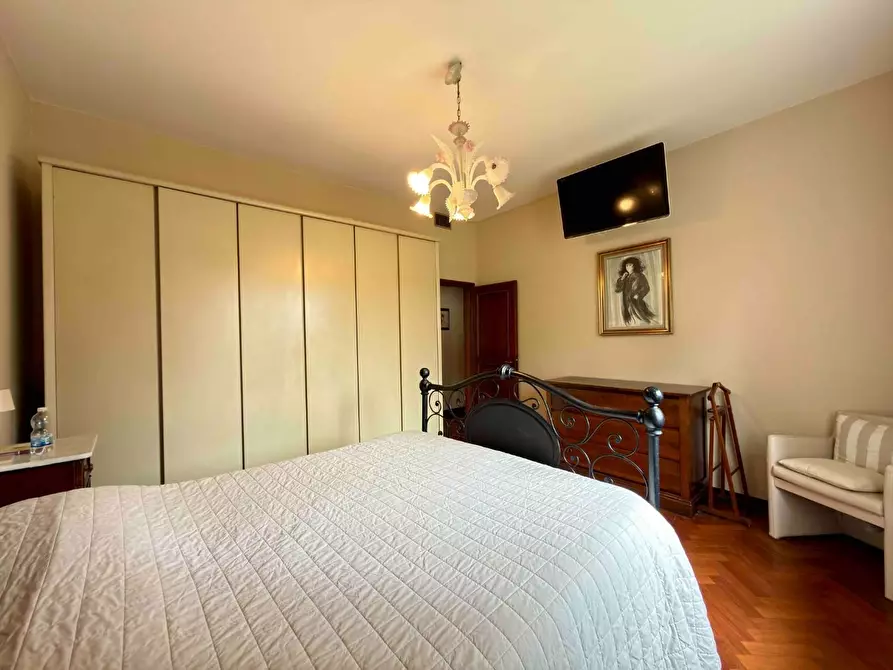 Immagine 21 di Villa in vendita  a Capannori