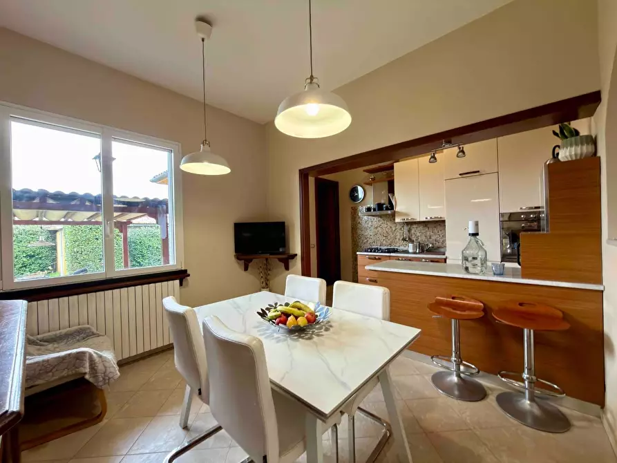 Immagine 12 di Villa in vendita  a Capannori