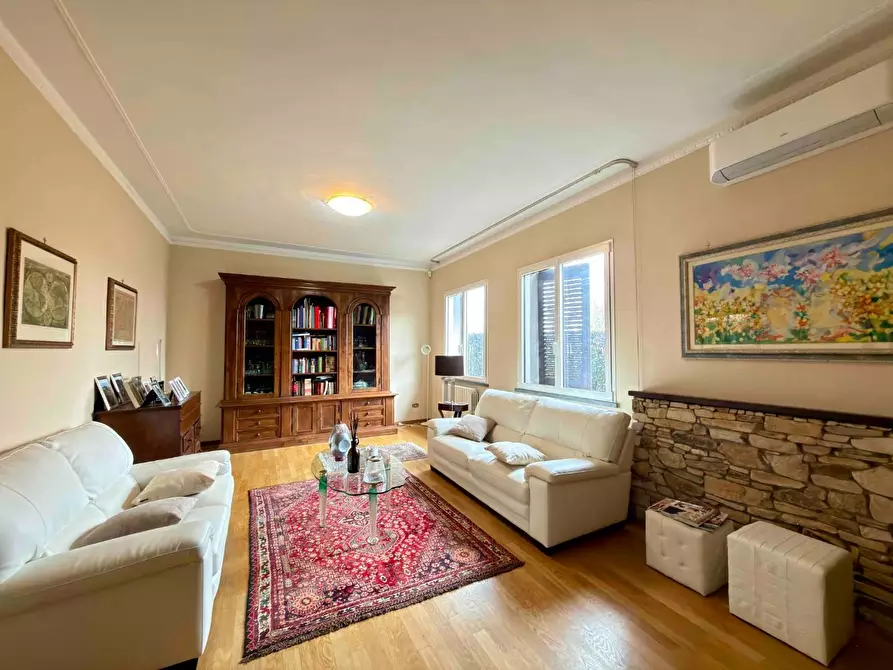 Immagine 5 di Villa in vendita  a Capannori