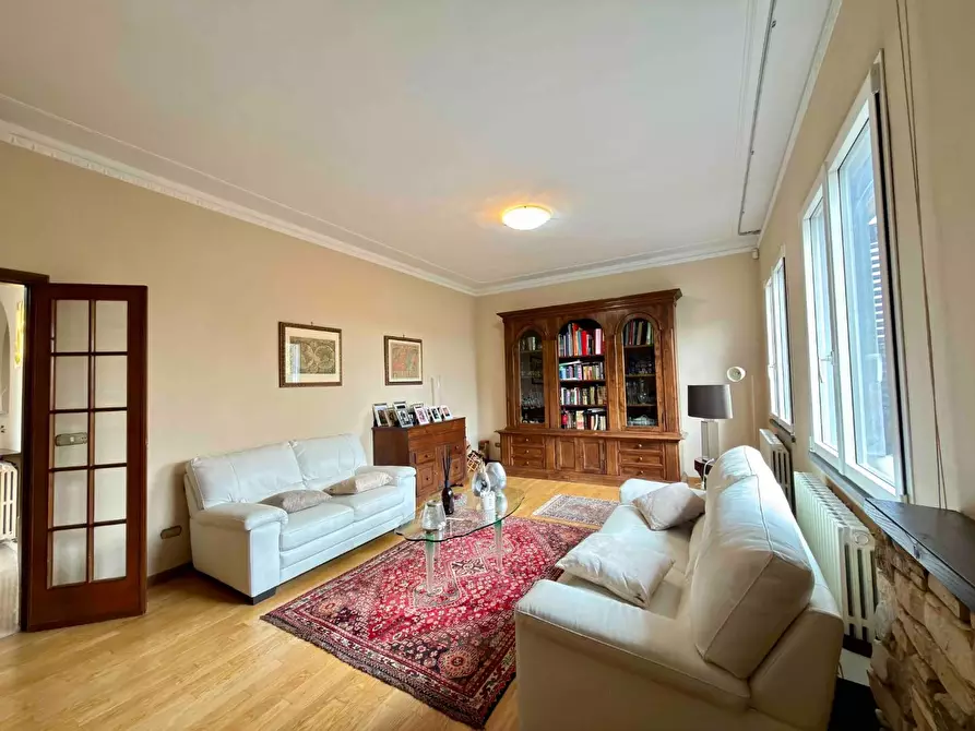 Immagine 8 di Villa in vendita  a Capannori