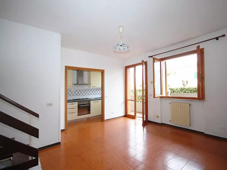 Immagine 7 di Villetta a schiera in vendita  a Massa