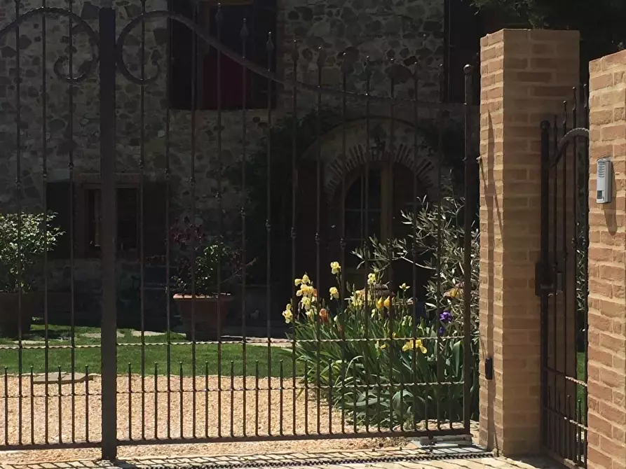 Immagine 4 di Villa in vendita  a Siena