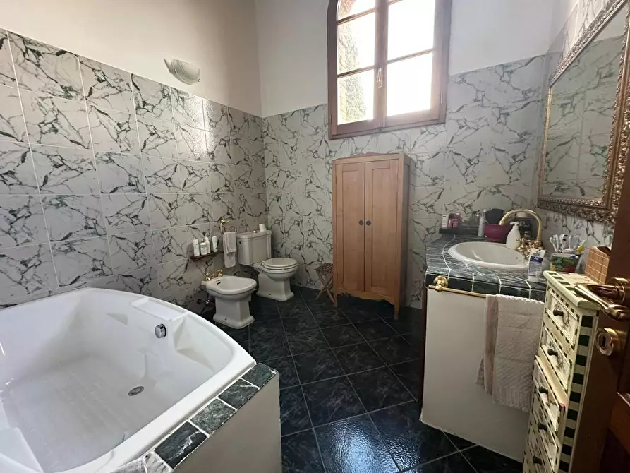 Immagine 17 di Villa in vendita  a Siena