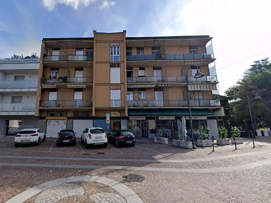 Immagine 1 di Negozio in vendita  a Lesmo