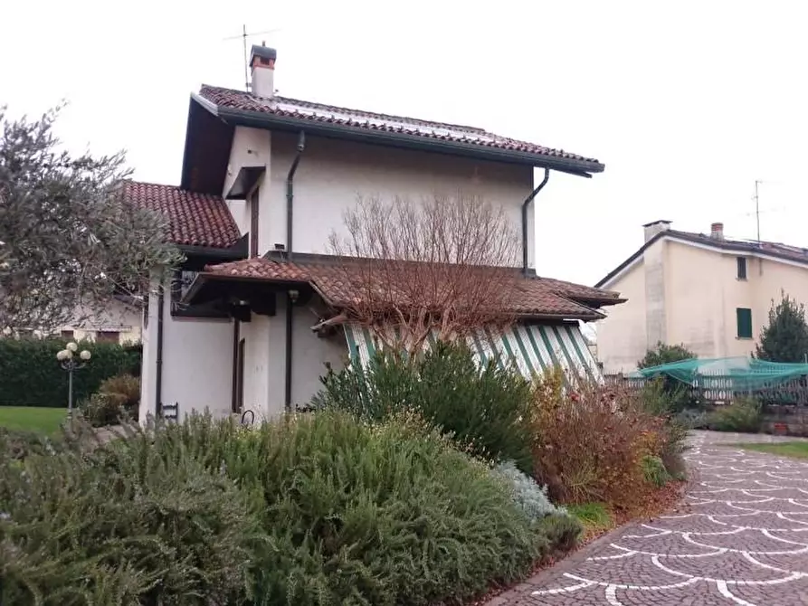 Immagine 1 di Villa in vendita  a Usmate Velate