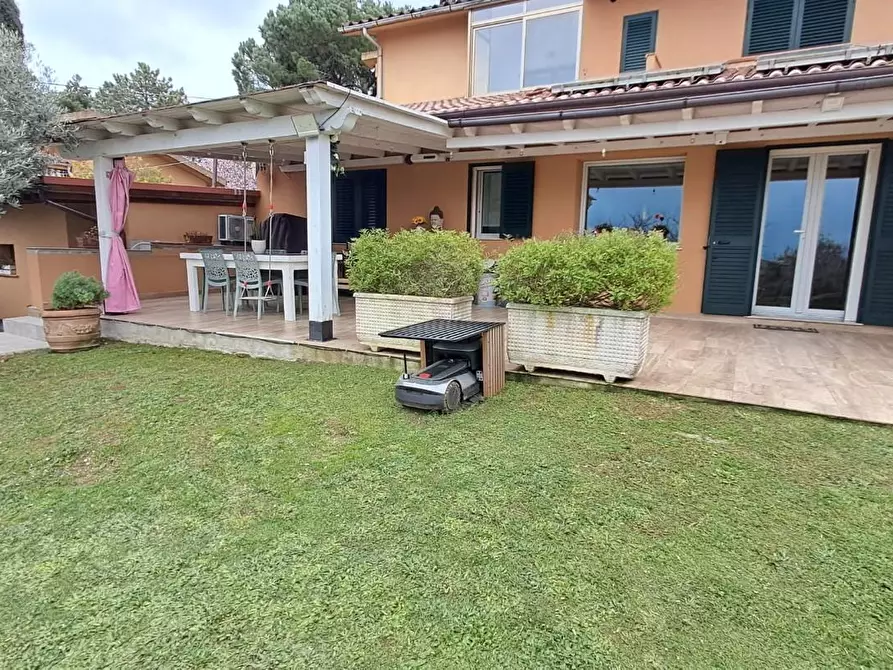 Immagine 1 di Casa trifamiliare in vendita  a Montescudaio