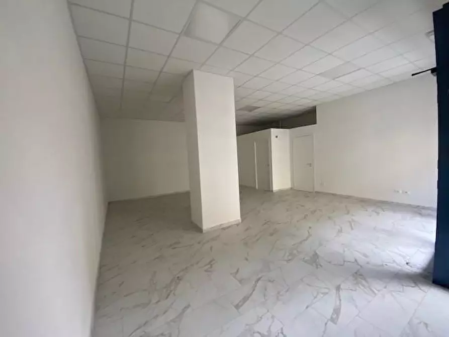 Immagine 14 di Locale commerciale in vendita  a Cascina