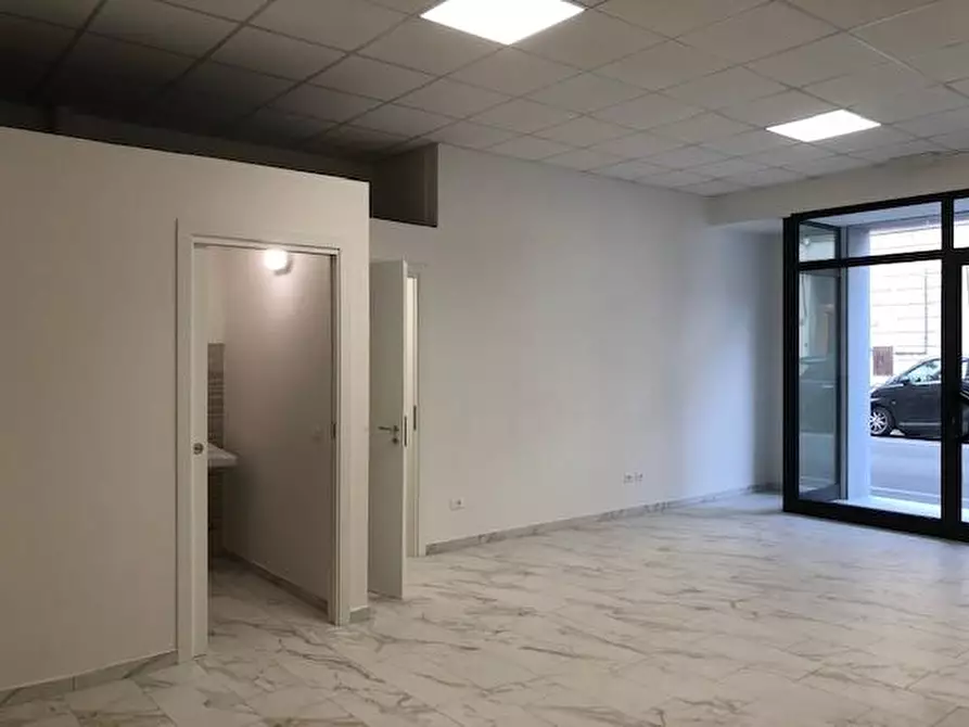 Immagine 3 di Locale commerciale in vendita  a Cascina