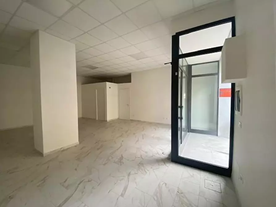 Immagine 13 di Locale commerciale in vendita  a Cascina