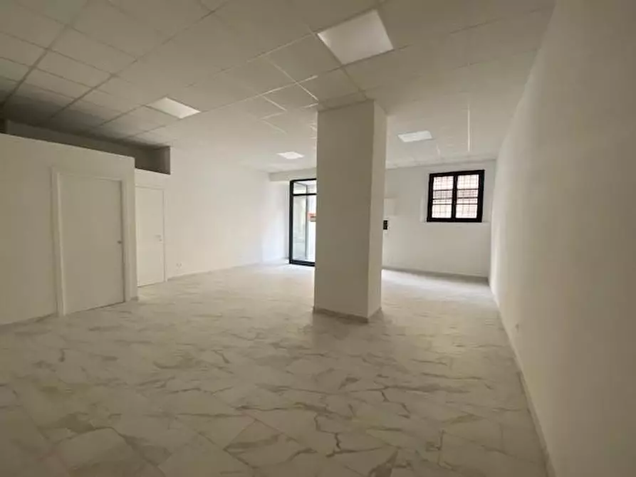 Immagine 12 di Locale commerciale in vendita  a Cascina