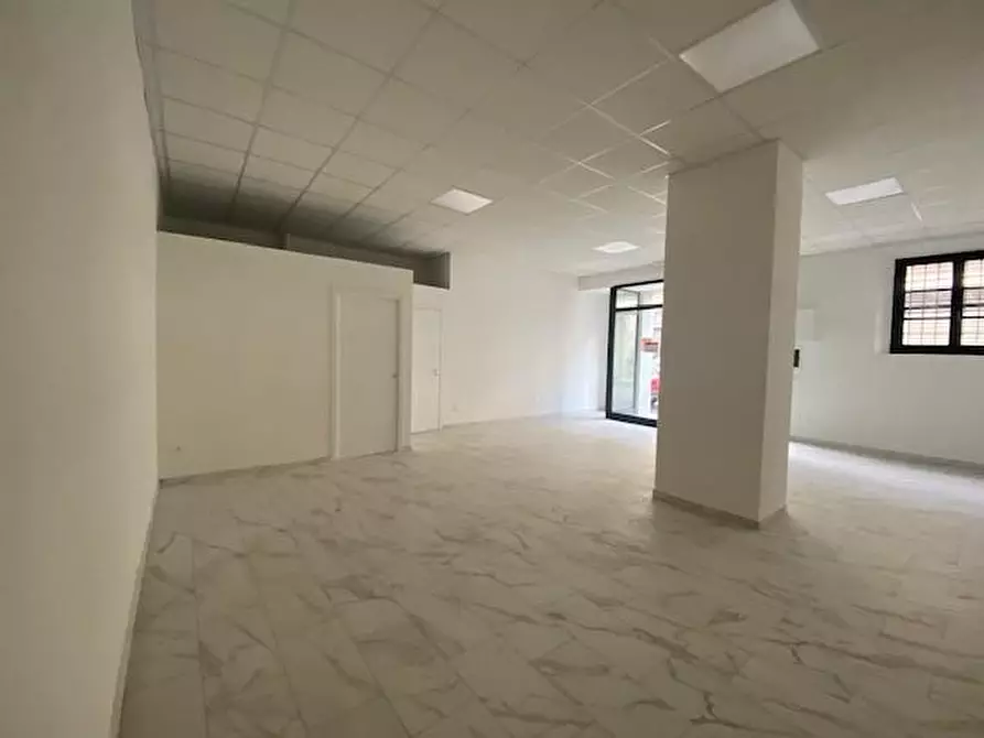 Immagine 11 di Locale commerciale in vendita  a Cascina