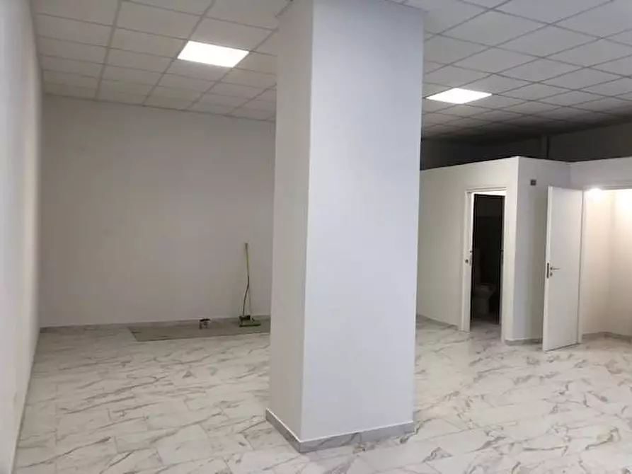 Immagine 9 di Locale commerciale in vendita  a Cascina