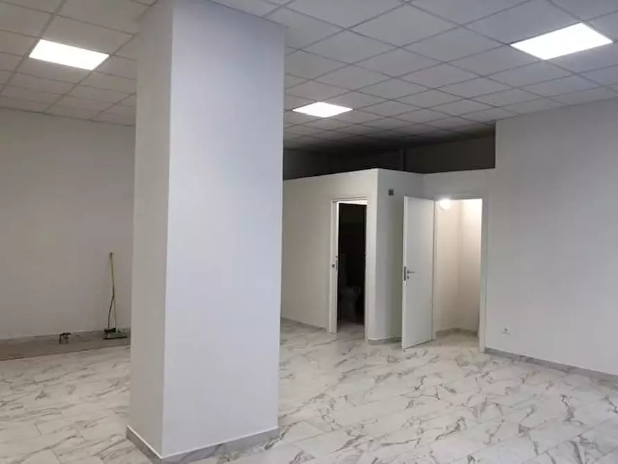 Immagine 10 di Locale commerciale in vendita  a Cascina