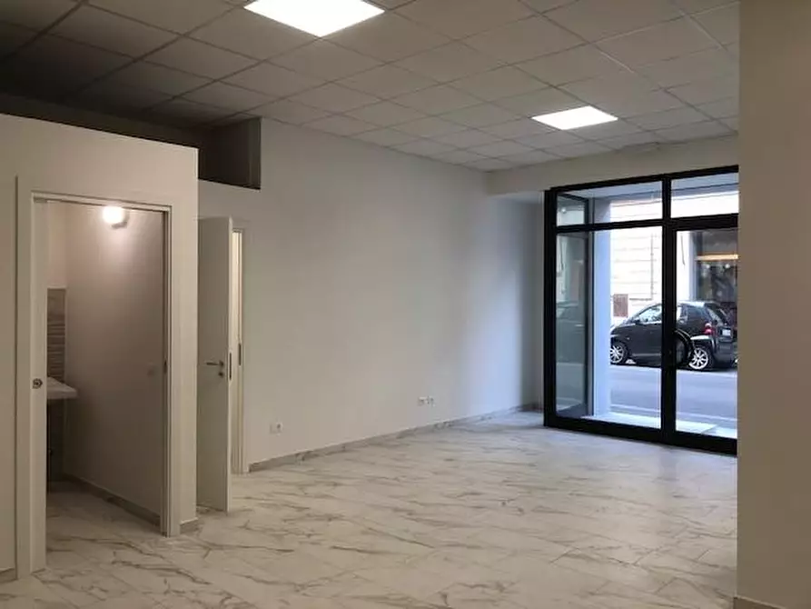 Immagine 4 di Locale commerciale in vendita  a Cascina