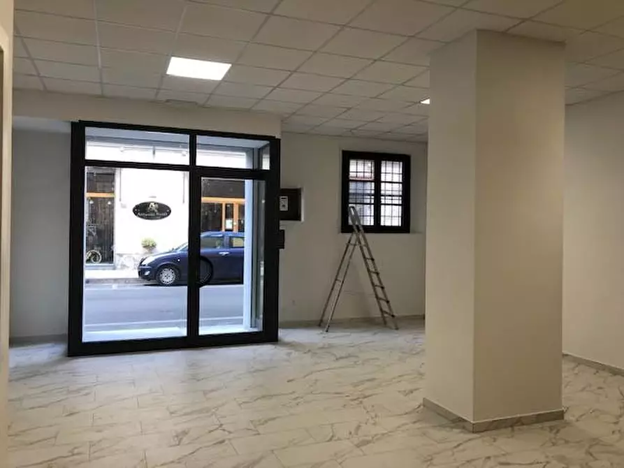 Immagine 2 di Locale commerciale in vendita  a Cascina
