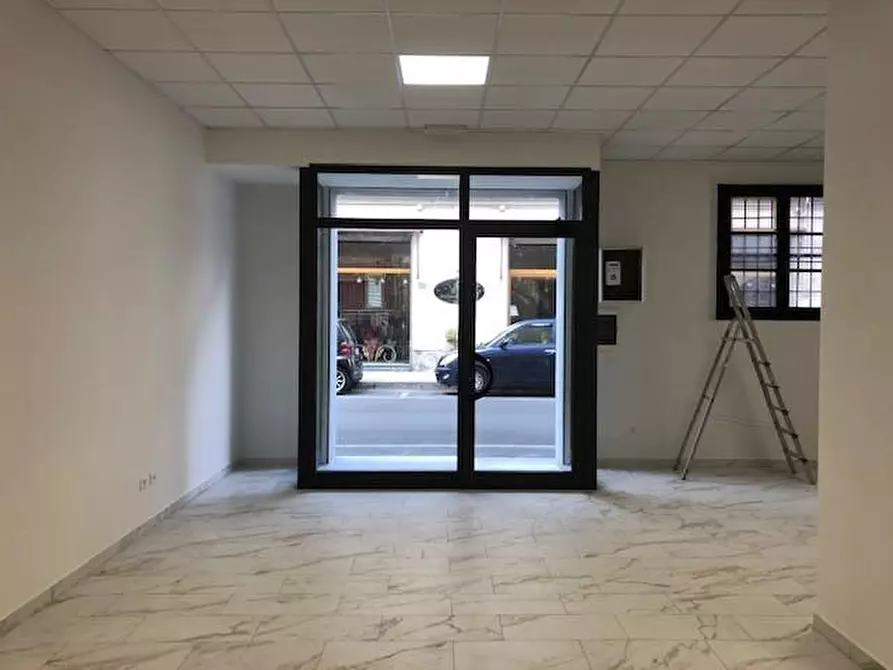 Immagine 1 di Locale commerciale in vendita  a Cascina