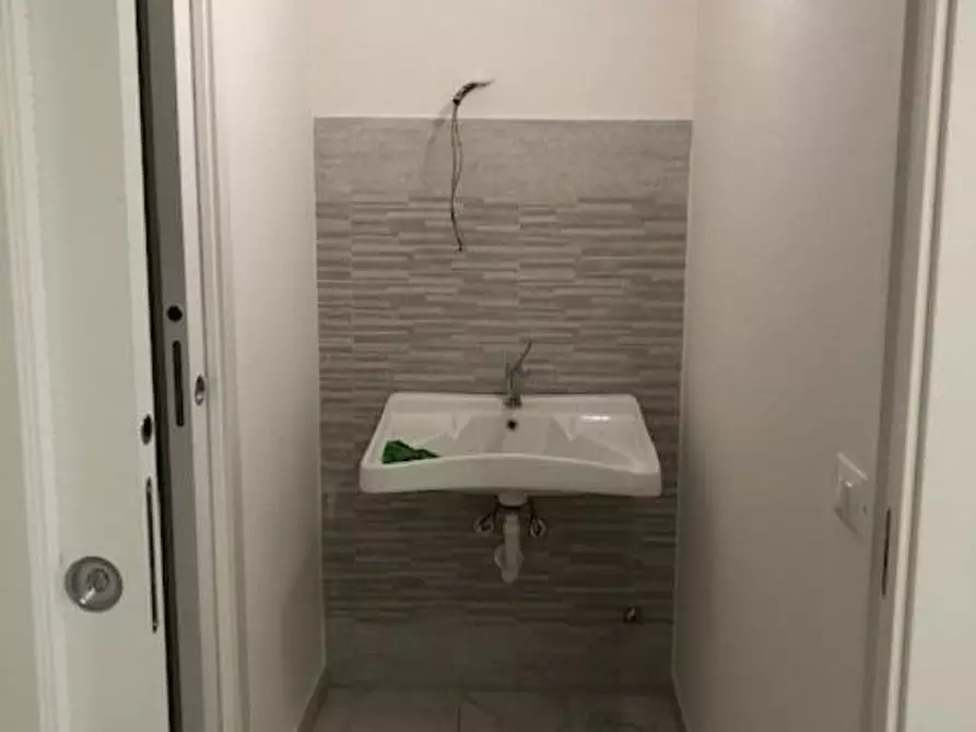 Immagine 8 di Locale commerciale in vendita  a Cascina