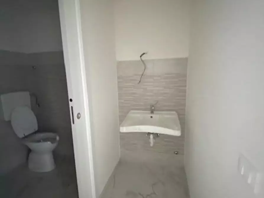 Immagine 17 di Locale commerciale in vendita  a Cascina