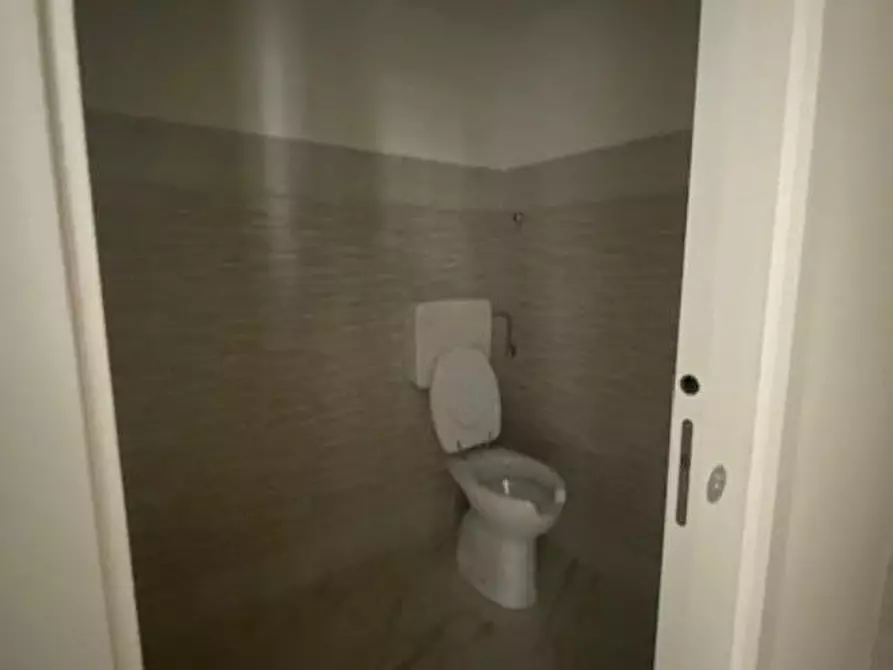 Immagine 16 di Locale commerciale in vendita  a Cascina