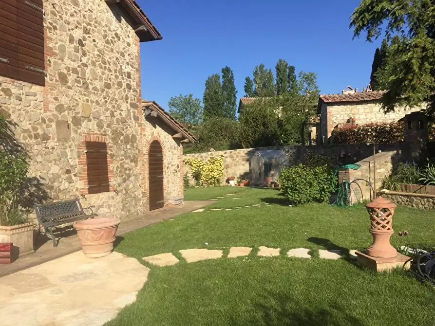 Immagine 1 di Villa in vendita  a Siena