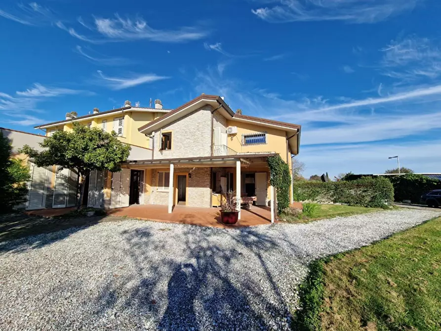 Immagine 5 di Villa in vendita  a Crespina Lorenzana