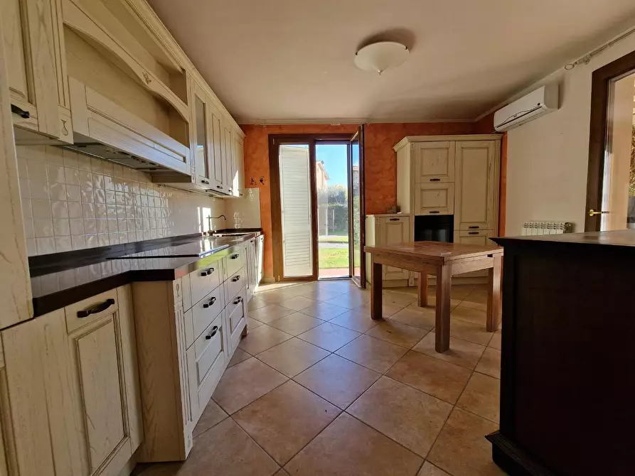 Immagine 15 di Villa in vendita  a Crespina Lorenzana