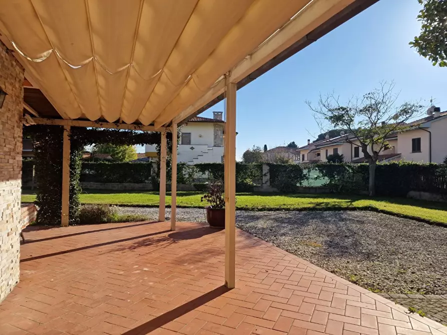 Immagine 25 di Villa in vendita  a Crespina Lorenzana