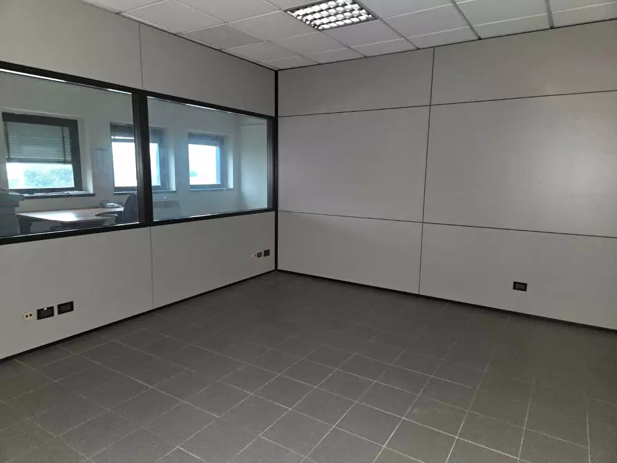 Immagine 6 di Ufficio in vendita  a Capannori