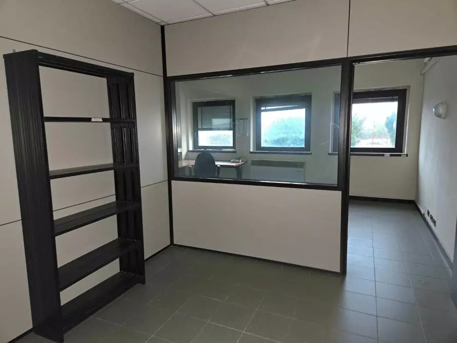 Immagine 10 di Ufficio in vendita  a Capannori