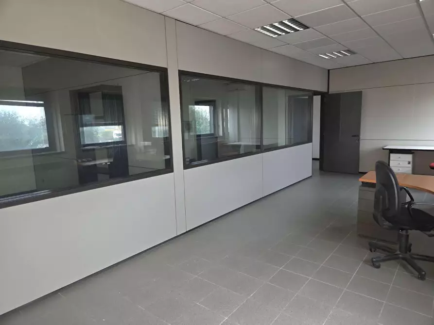 Immagine 11 di Ufficio in vendita  a Capannori