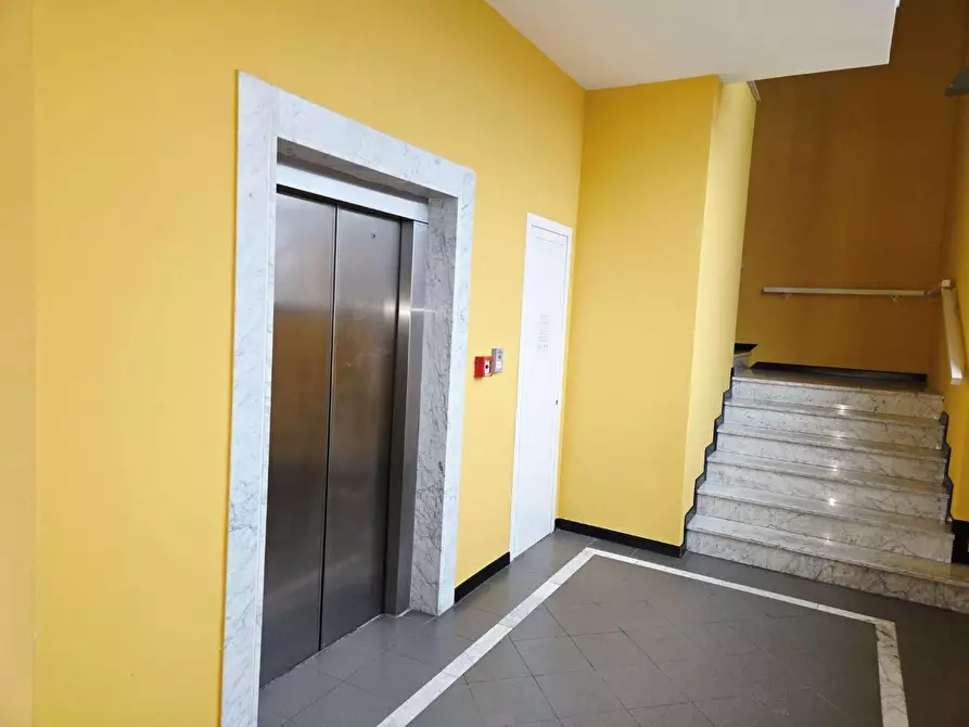 Immagine 17 di Ufficio in vendita  a Capannori