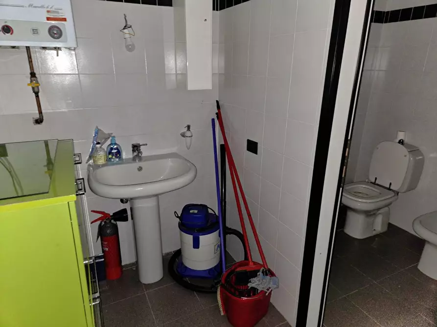 Immagine 5 di Ufficio in vendita  a Capannori