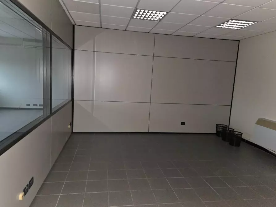 Immagine 13 di Ufficio in vendita  a Capannori