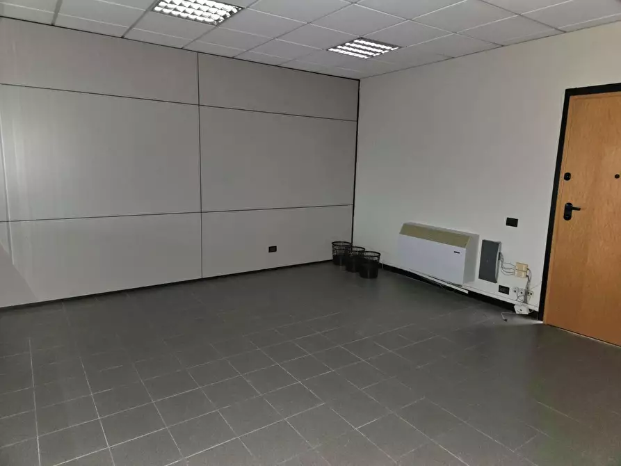 Immagine 12 di Ufficio in vendita  a Capannori