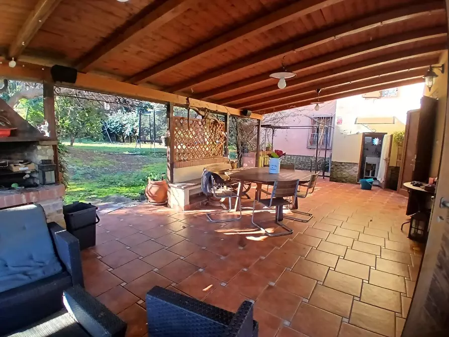 Immagine 2 di Villa in vendita  a Collesalvetti