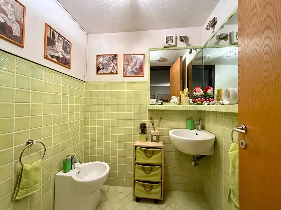 Immagine 15 di Appartamento in vendita  a Lucca