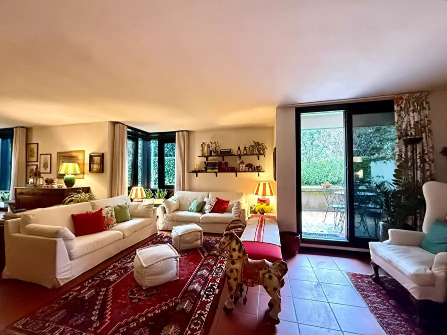 Immagine 5 di Appartamento in vendita  a Lucca