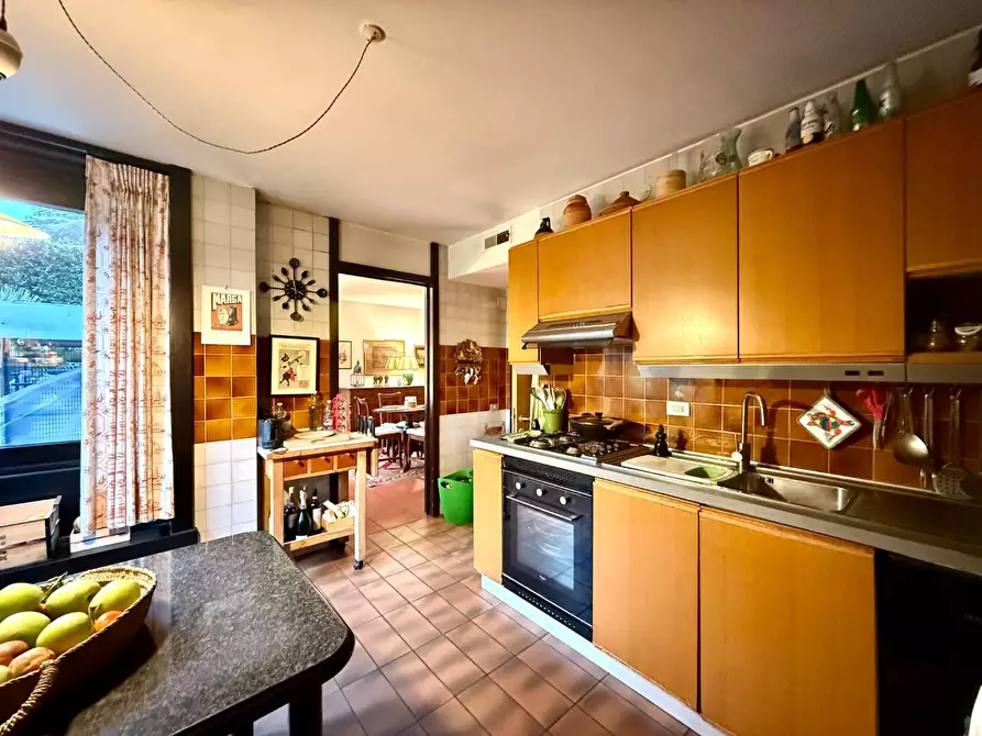 Immagine 11 di Appartamento in vendita  a Lucca