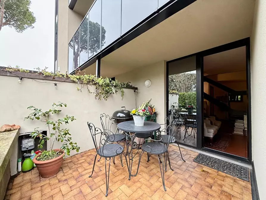 Immagine 13 di Appartamento in vendita  a Lucca