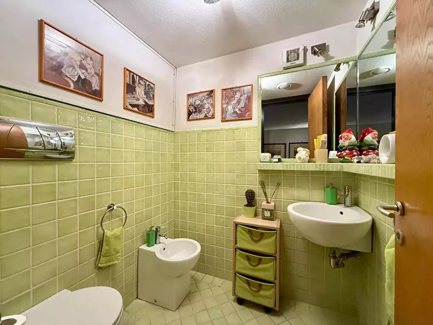 Immagine 40 di Appartamento in vendita  a Lucca