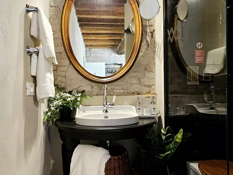 Immagine 5 di Appartamento in vendita  a Lucca