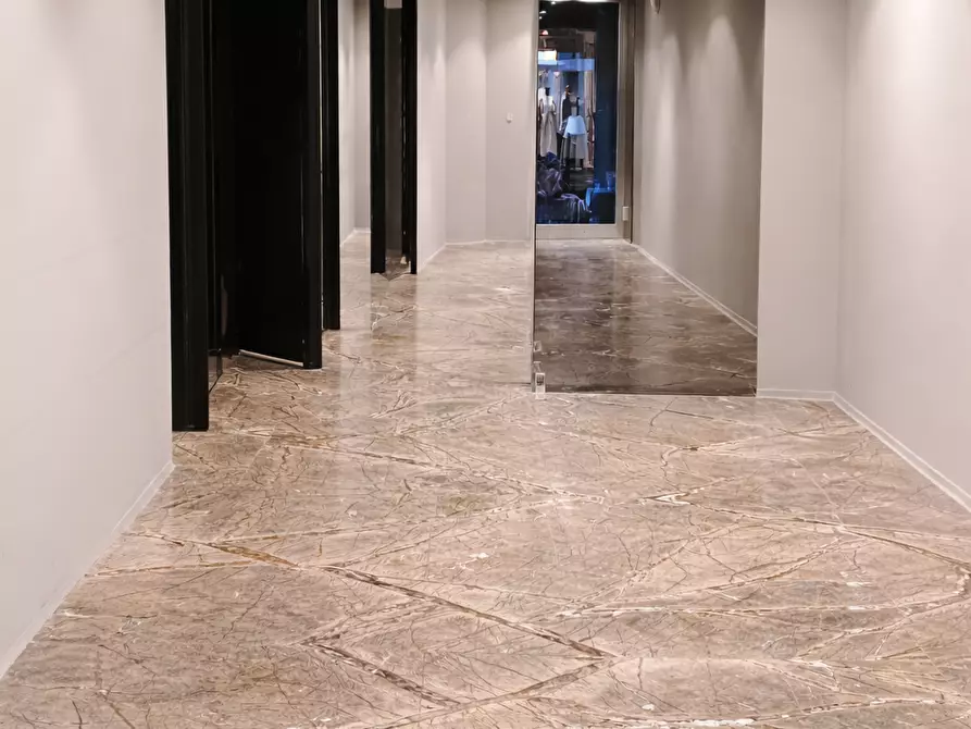 Immagine 2 di Negozio in affitto  a Pisa