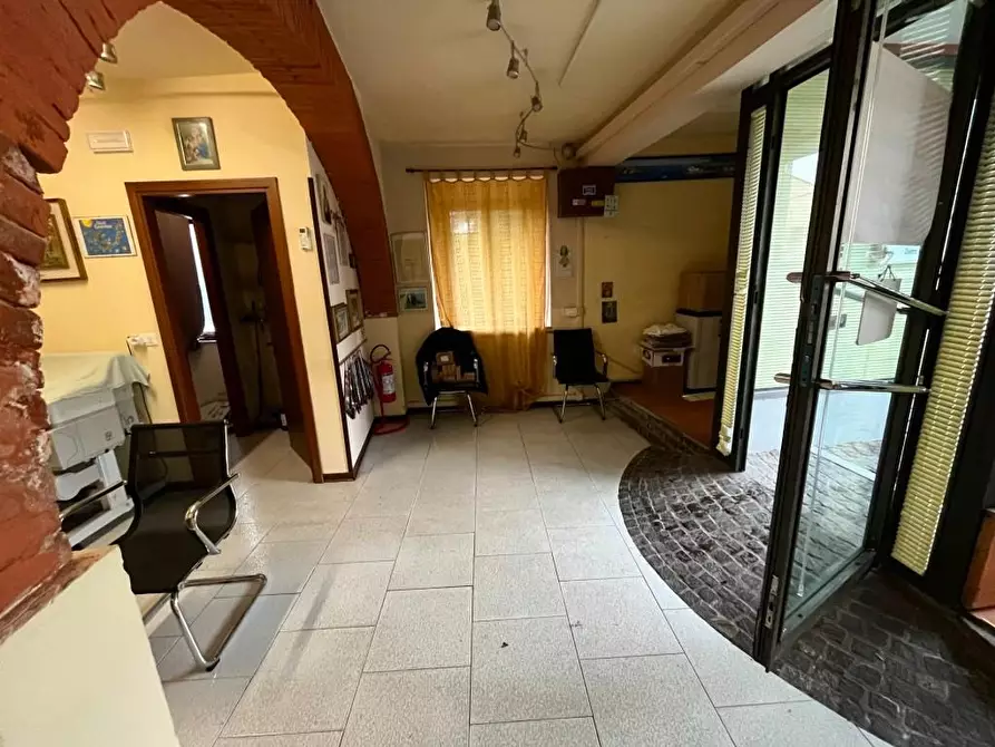 Immagine 1 di Locale commerciale in affitto  a Cascina