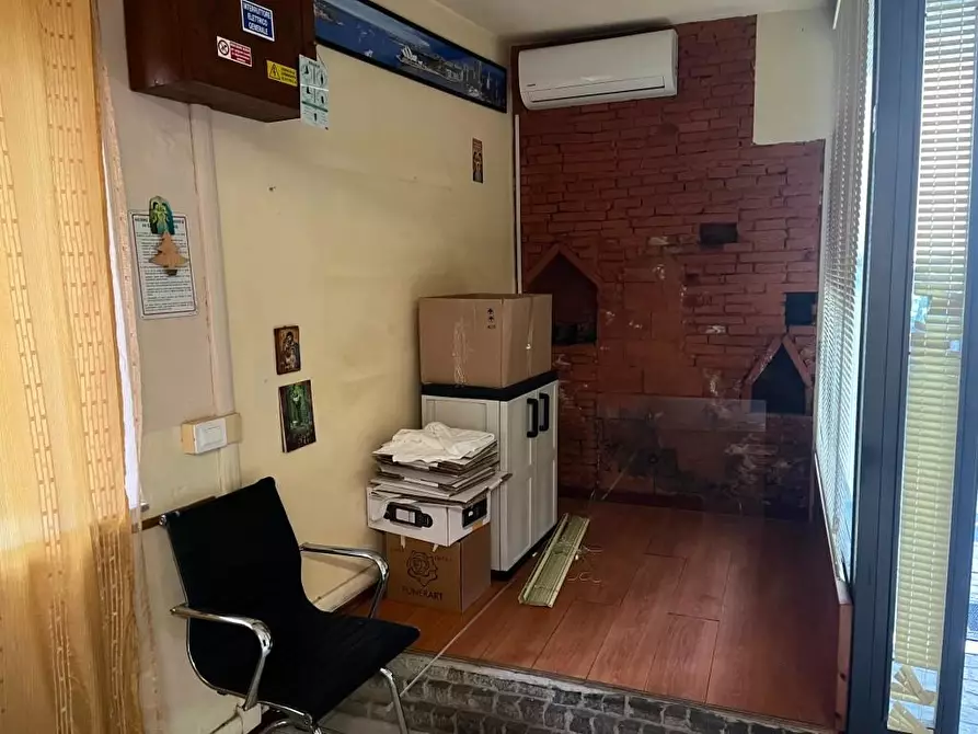 Immagine 5 di Locale commerciale in affitto  a Cascina